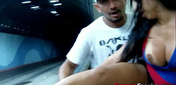  Gostosa se Exibe e faz Sexo dentro do Túnel e termina tendo que se explicar para a Polícia